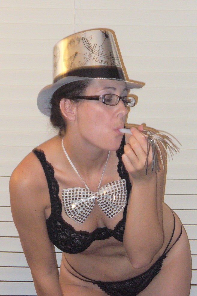 Raven haired slut gets a new cock for the new year #YFTppgU1