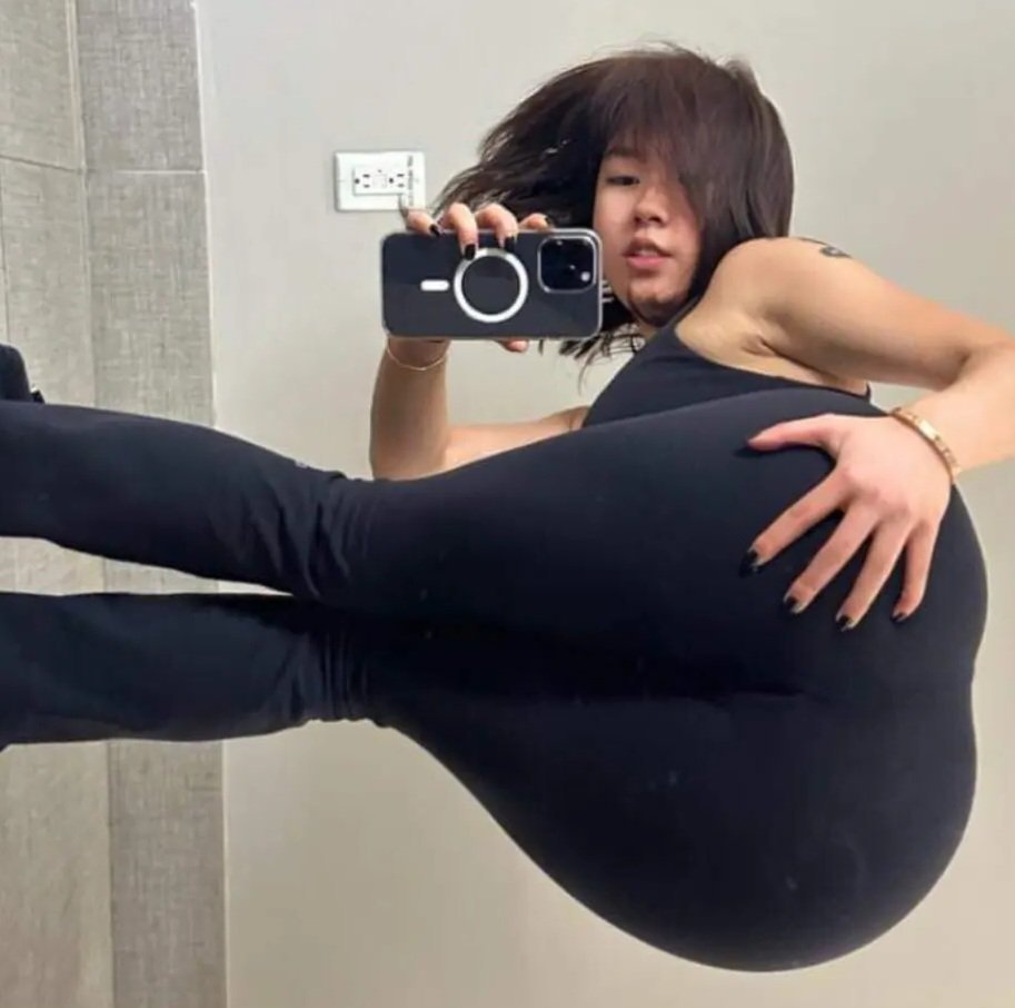 Hermosa chica asiática tomándose fotos sexys en el Gym #4VM7J63L