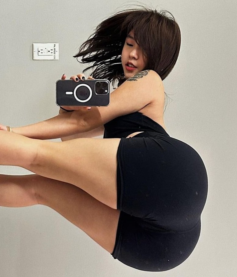 Hermosa chica asiática tomándose fotos sexys en el Gym #lfEmqKnV