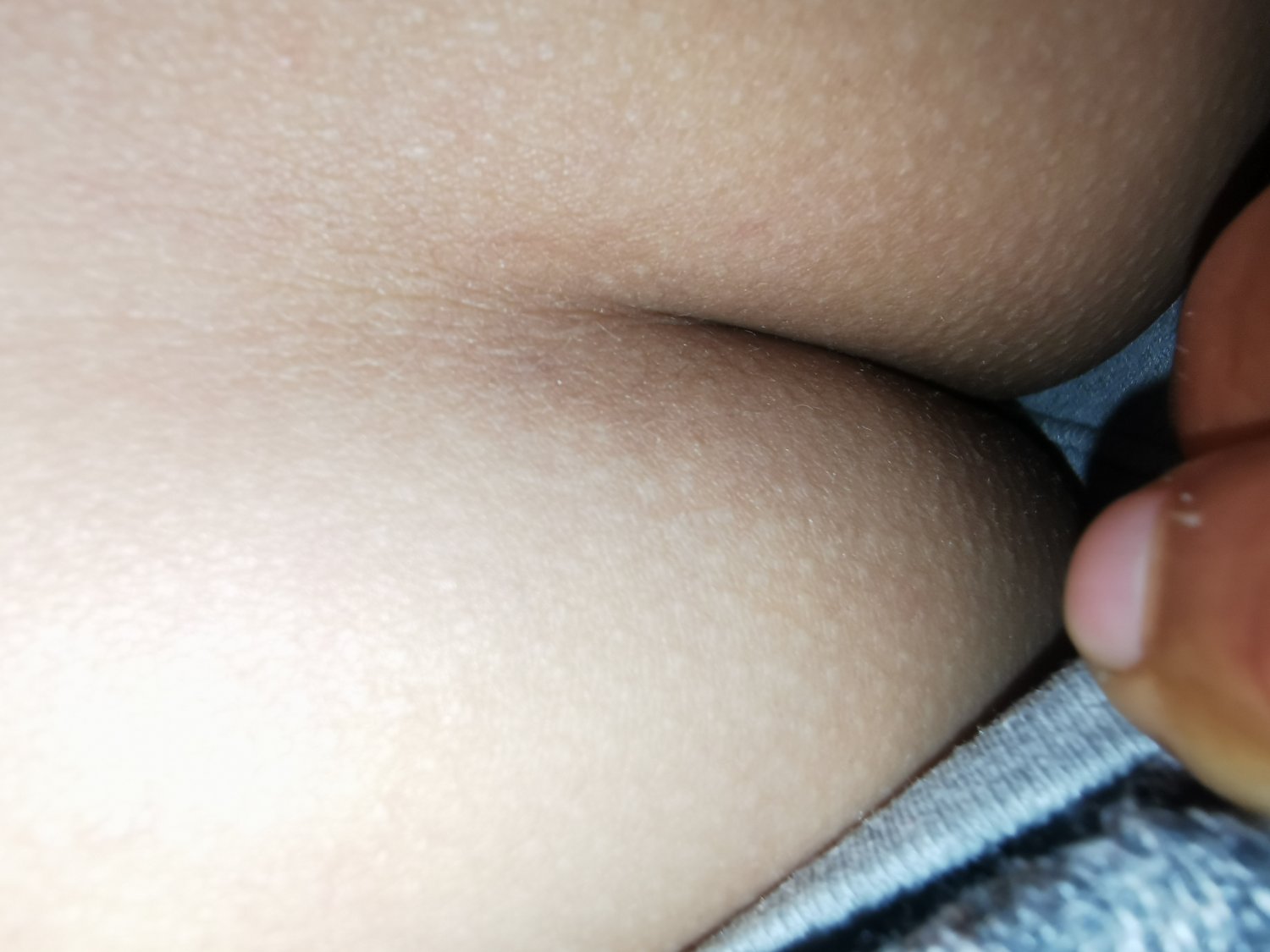 Mirando el rico culo de mi cuñada vik cuando esta borracha y dormida, Para hacerle unas fotos. (1) #fGkDo4WD